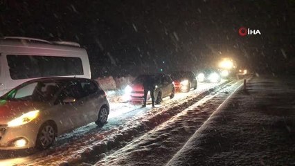 Tokat'ta kayan tırlar nedeniyle yol ulaşıma kapatıldı: Bir çok araç kara saplandı