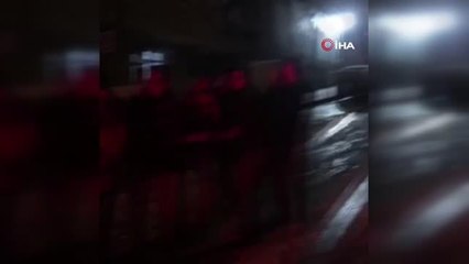 Vatandaşların kayganlaşan yolda arabaya ip bağlayıp tutmaya çalıştığı anlar kamerada