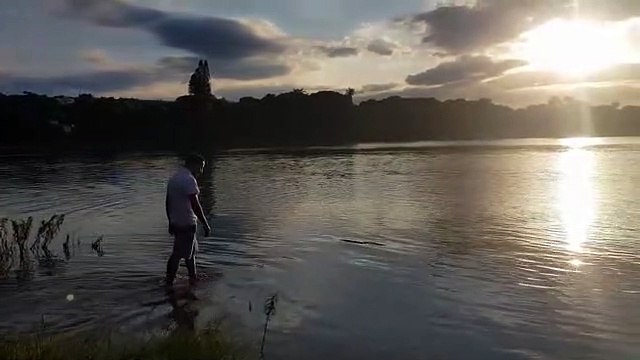 Andando sobre as águas: moradores de Lagoa Santa se refrescam na lagoa