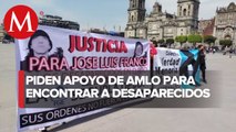 Colectivo de personas desaparecidas en QRoo protesta en Palacio Nacional, en CdMx