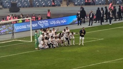 Toda la plantilla del Madrid botó al grito de "¡campeones!"