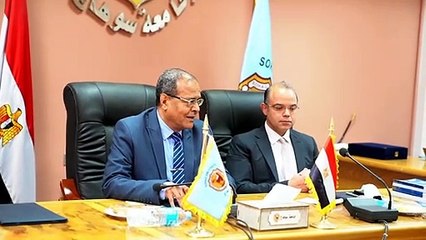 البورصة توزع كتيبات تعليمية لتعليم طلبة جامعة سوهاج الاستثمار بسوق المال