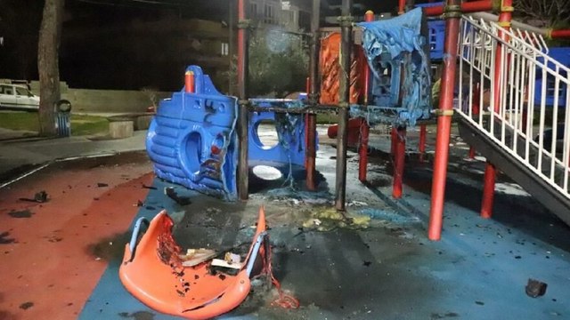 Gençlerin ısınmak için yaktığı ateş parka sıçradı