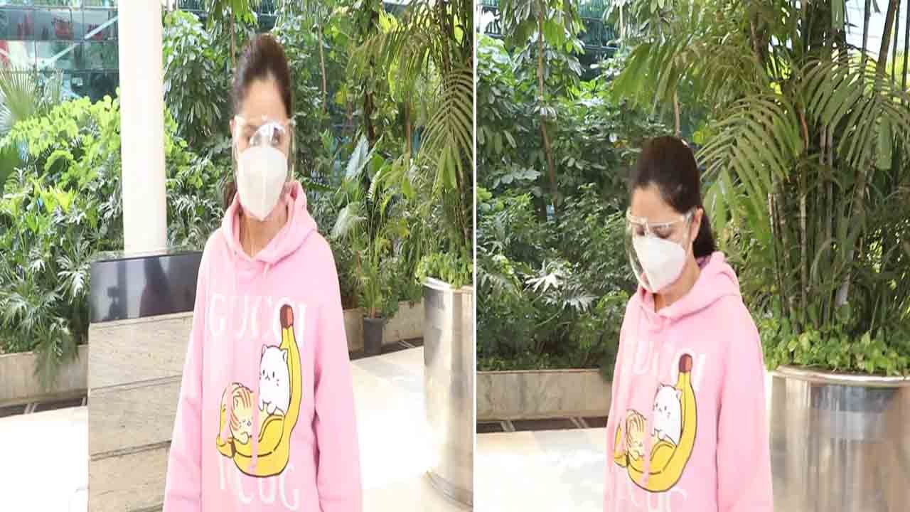 Katrina Kaif Mumbai airport पर दिखी उदास, Vicky Kaushal से मिलकर Indore से लौटी; Video | FilmiBeat