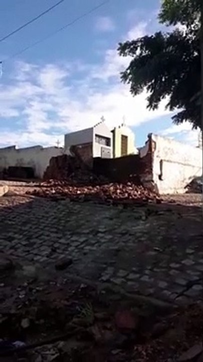 Parede de cemitério cai, árvore interdita estrada e ruas são alagadas durante chuvas no Sertão