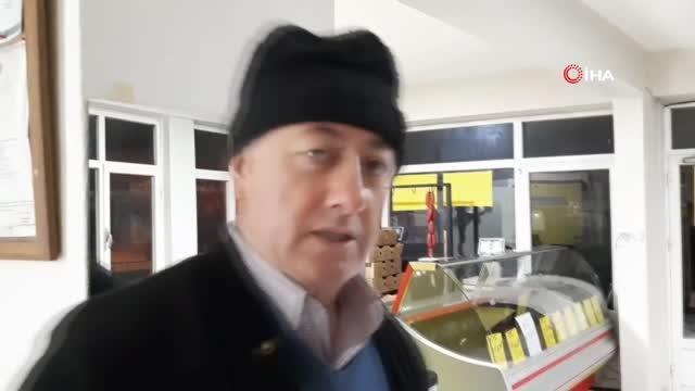 Sokak köpekleri her sabah onun yolunu gözlüyor