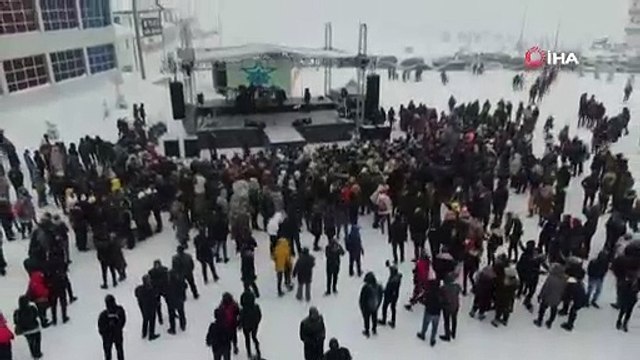 Manuş Baba soğuğu gerekçe göstererek sahneye çıkmadı, hayranları tepki gösterdi