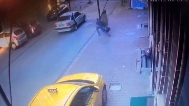 Esenyurt'ta genç kadına kapkaç şoku