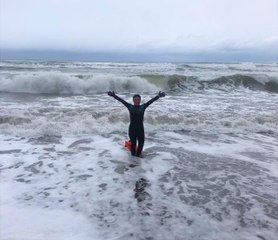 İngiltere'de yaşayan sağlıkçı, sağlık için Karadeniz'de kış ortasında denize girdi