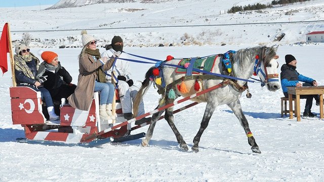 Çıldır Gölü'nde atlı kızak keyfi