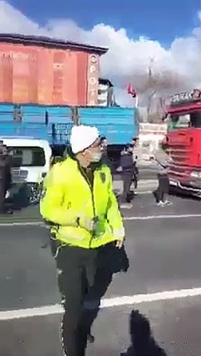 Ankara'da kamyoncular mazota gelen zamları protesto için kontak kapattı