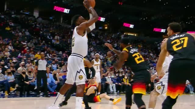 Flash Gordon dribbles behind the back to set up Green slam