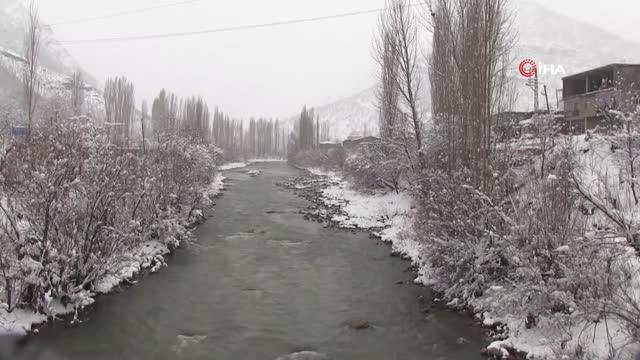 Güneydoğu'da kar esareti sürüyor kar kalınlığı yer yer 2 metreyi buldu