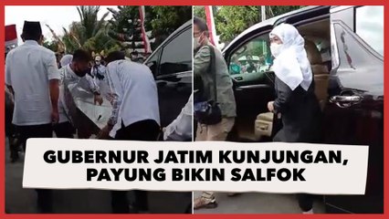 Gubernur Jatim Khofifah Kunjungan, Payung Asistennya Bikin Salfok Warganet