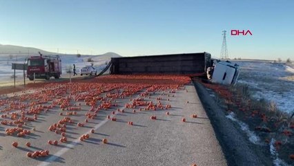 PORTAKAL YÜKLÜ TIR DEVRİLDİ, 1 YARALI