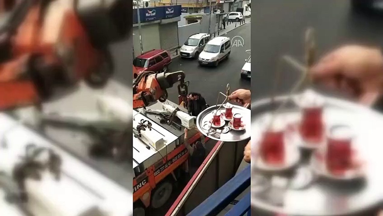 İşçilere vinçle çay servisi