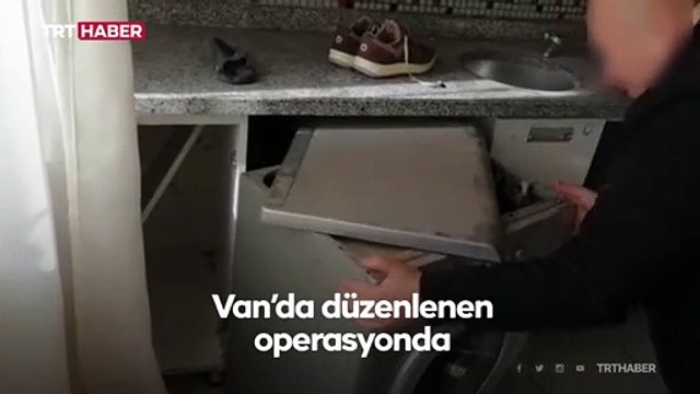 Çamaşır makinesinin arkasına saklandı, polis yakaladı