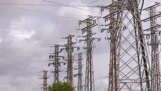 La luz sube este lunes hasta 244,67 euros/MWh, su precio más alto del año