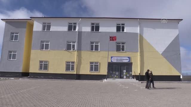 Öğretmenler eşekli kütüphane ile vatandaşları kitapla buluşturuyor