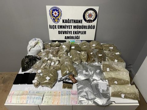 İstanbul'da aile boyu uyuşturucu ticareti: Kağıthane polisi merdivenin içinde 7.5 kilogram marihuana yakaladı