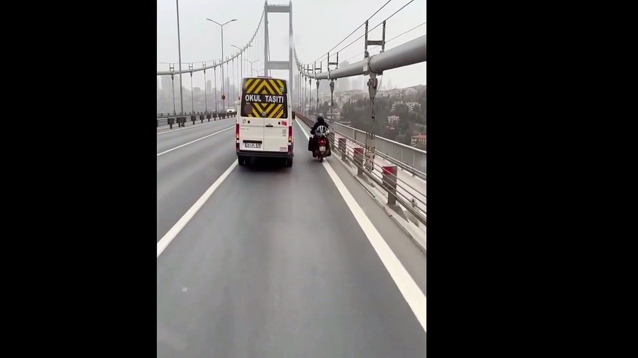 Okul servisi, devrilmesin diye motokuryeye siper oldu