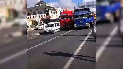 Kamyoncular mazota gelen zamları kontak kapatarak protesto etti