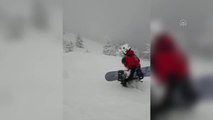 Snowboard yaparken pistten çıkarak kaybolan tatilciyi JAK timi kurtardı