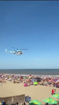 Sergio Berni les tiró el helicóptero a un grupo de chicos y culpó a los turistas por poner mal las sombrillas