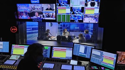 Des sous-vêtements pour messieurs, le karaoké et avoir de jolis pieds