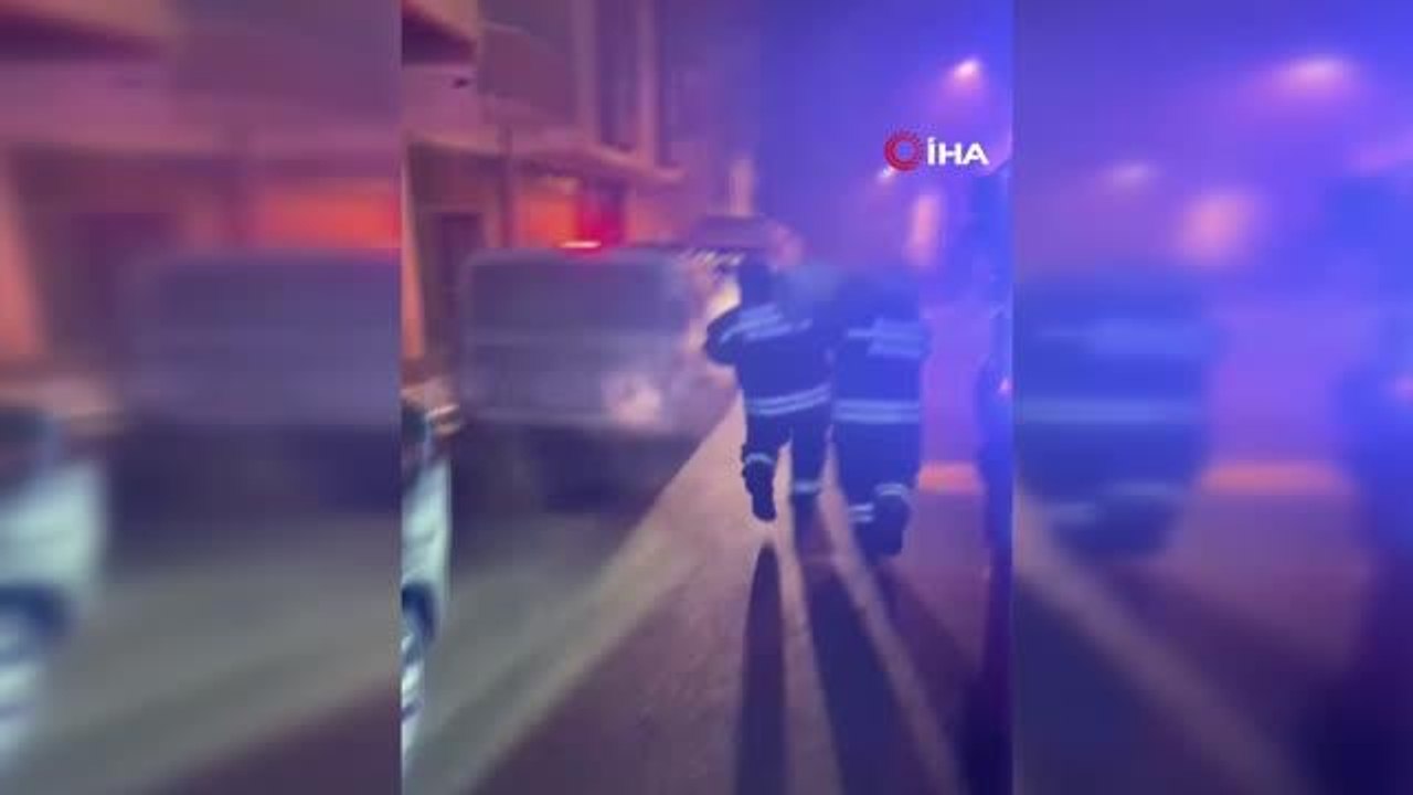 Son dakika haber | Yangında mahsur kalan aileyi itfaiye ekipleri camdan çıkararak kurtardı- Çocuklara oksijen maskesini takan itfaiyeci kalp krizi geçirdi