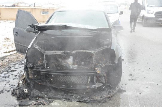 Seyir halindeki otomobil alev topuna döndü