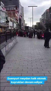 Yurttaşlar ekmek alabilmek için uzun kuyruklar oluşturdu