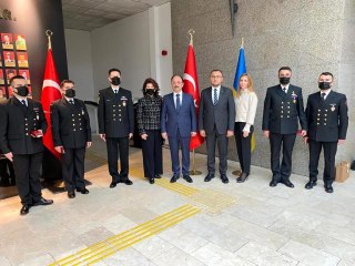 Batan gemideki 6 mürettebatı kurtaran askeri personele Ukrayna Büyük Elçisinden madalya