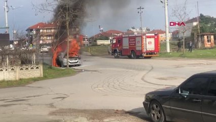 İTFAİYE YANAN ARACA MÜDAHALE EDERKEN HORTUMUN ÜZERİNDEN GEÇTİ