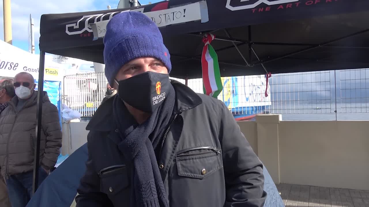 Messina, il sindaco De Luca si dimette e prosegue la protesta al porto
