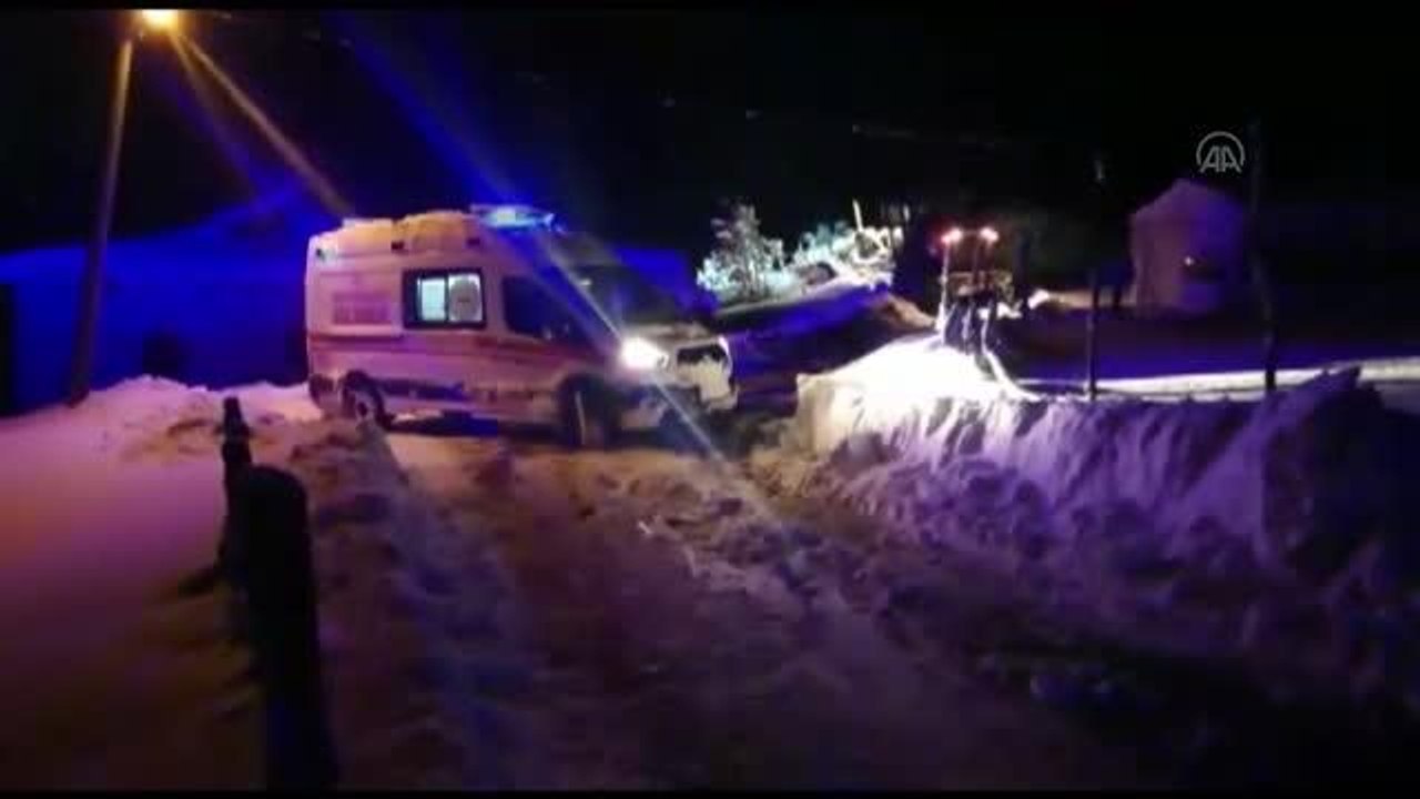 Yolu kapanan köyde rahatsızlanan vatandaşın yardımına ekipler yetişti