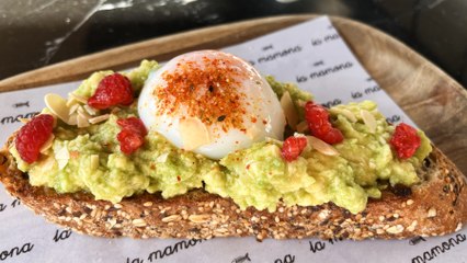 Disfrutamos de la tostada de aguacate de 'La Mamona de Castellana'