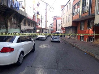 Bağcılar'da cinayet: Aynı evde yaşadığı kişiyi bıçaklayıp kaçtı