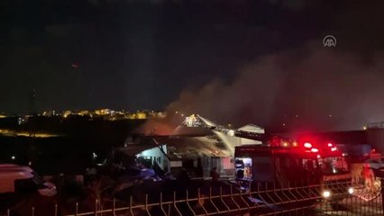 Büyükçekmece'de bir fabrikada çıkan yangına müdahale ediliyor