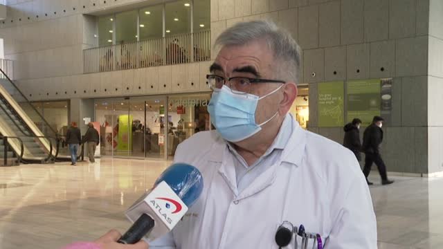 La eclosión de ómicron sube las hospitalizaciones al afectar gravemente a no vacunados y a los que no tienen la tercera dosis