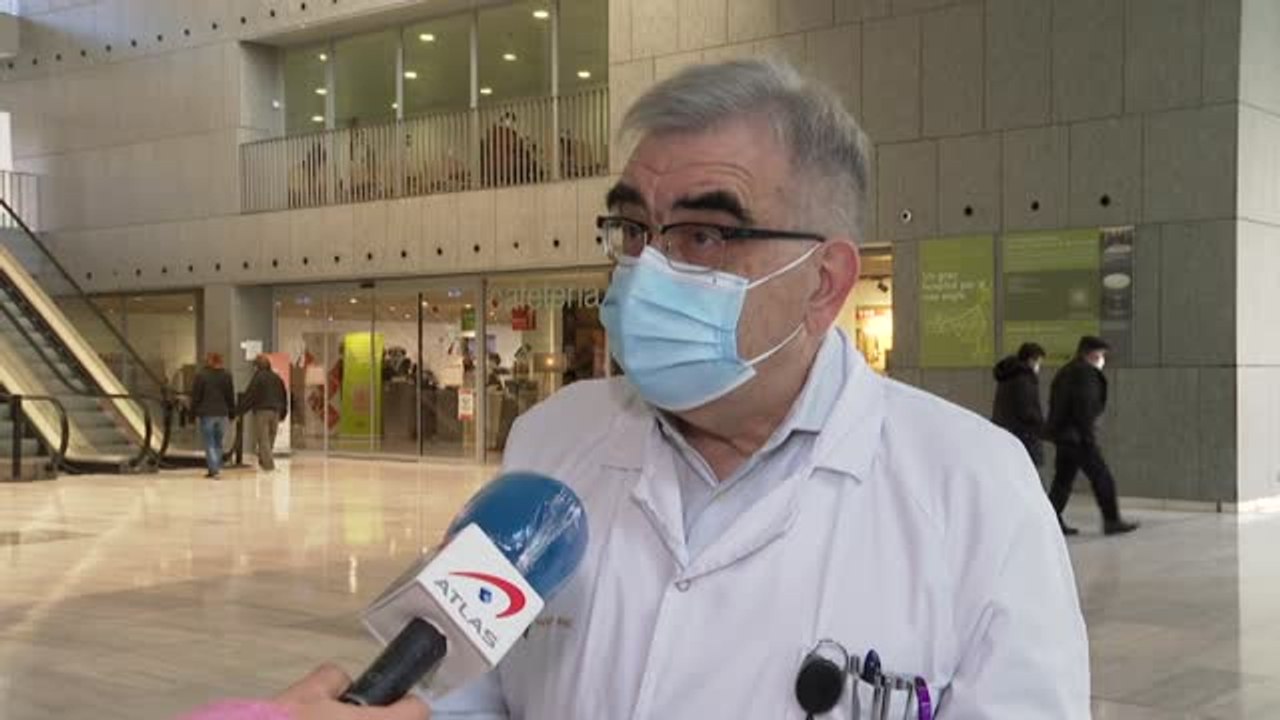 La eclosión de ómicron sube las hospitalizaciones al afectar gravemente a no vacunados y a los que no tienen la tercera dosis