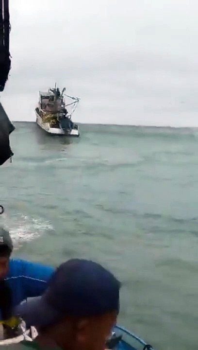 En Équateur, des pêcheurs partent volontairement en mer pour l'arrivée du tsunami qui a frappé les Tonga