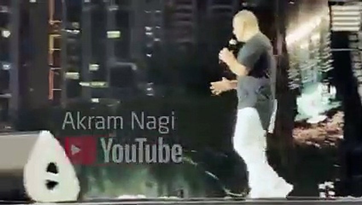 عمرو دياب يمازح جمهور حفله