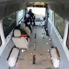 Un homme passe à travers une fourgonnette en marche !