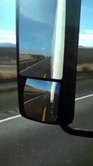 Un chauffeur routier inconscient double comme un bourrin alors que des véhicules arrivent en face !