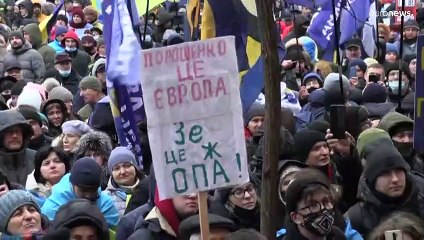 مكتب المدعي العام في أوكرانيا يطلب توقيف الرئيس السابق بوروشنكو أو دفع كفالة 30 مليون دولار