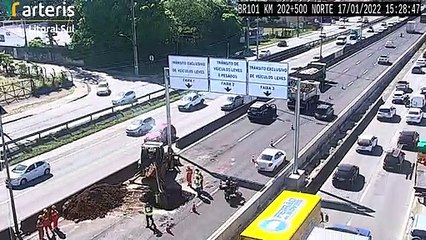 Cratera interdita duas pistas da BR-101 em São José e mobiliza equipes para reparo; vídeo