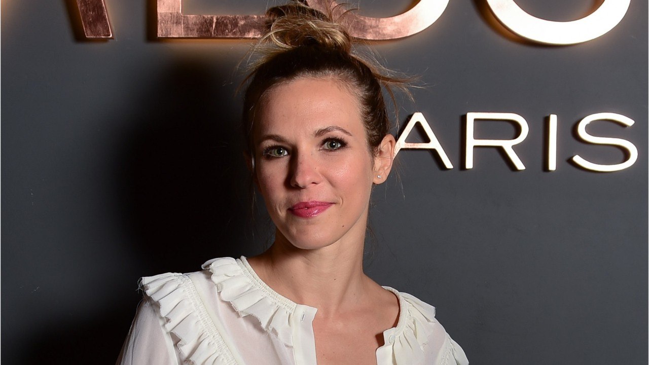 GALA VIDEO -PHOTO – Lorie Pester amusée : sa fille Nina marche dans ses pas