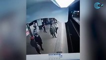 Un hombre empuja a las vías a una mujer segundos antes de la llegada del tren