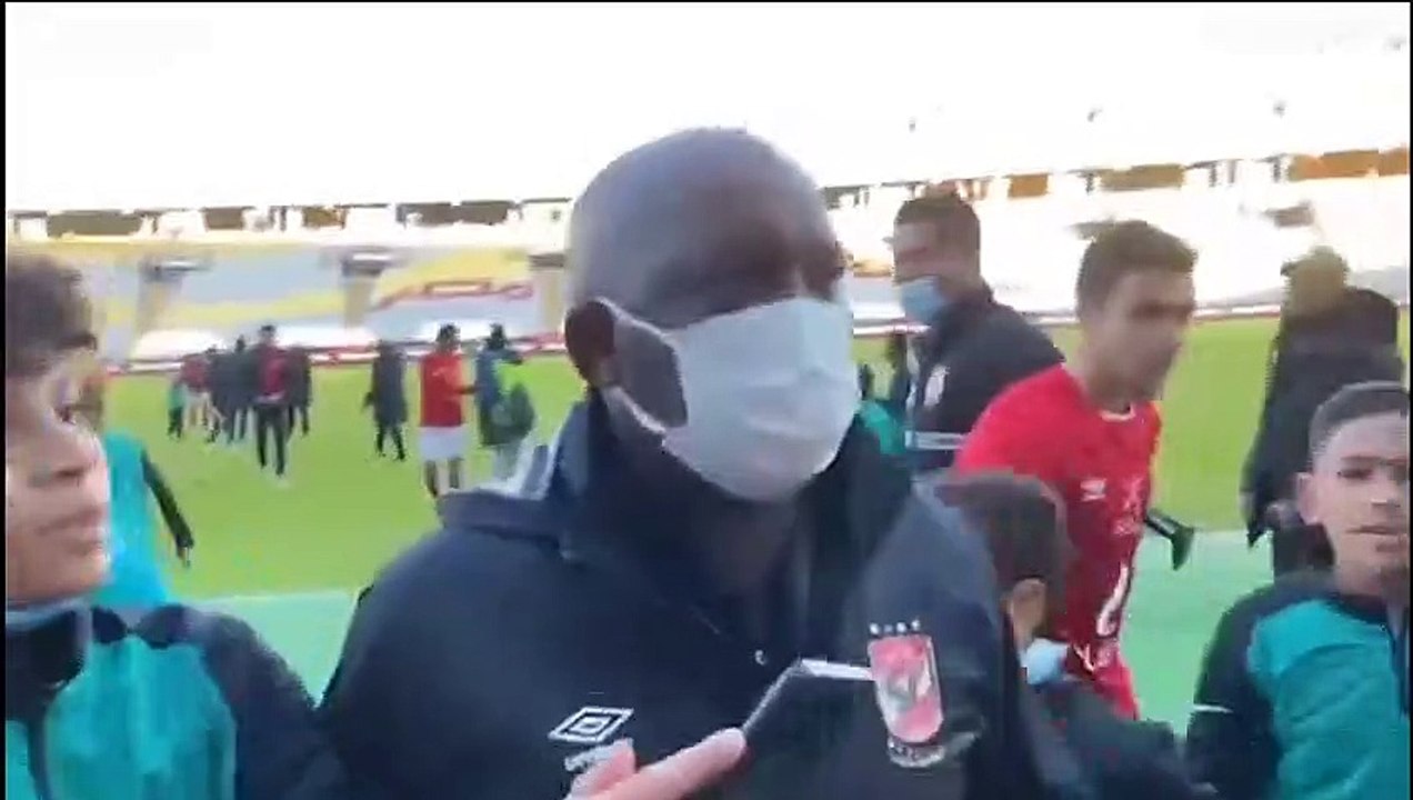موسيماني يعتدي على أحد الصحفيين بعد تعادل الأهلي مع الإسماعيلي ونادر السيد يعلق: "مستفز"